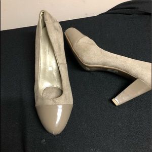 Super cute beige medium heel pumps